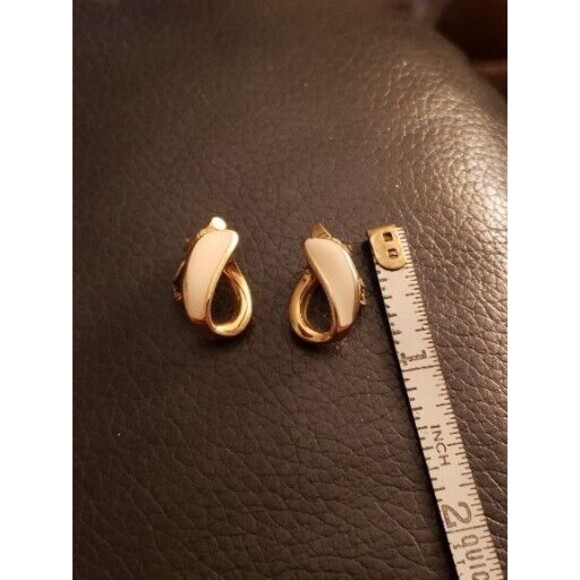Vintage Trifari Cream Beige & Gold Clip On Enamel Earrings - Picture 4 of 4